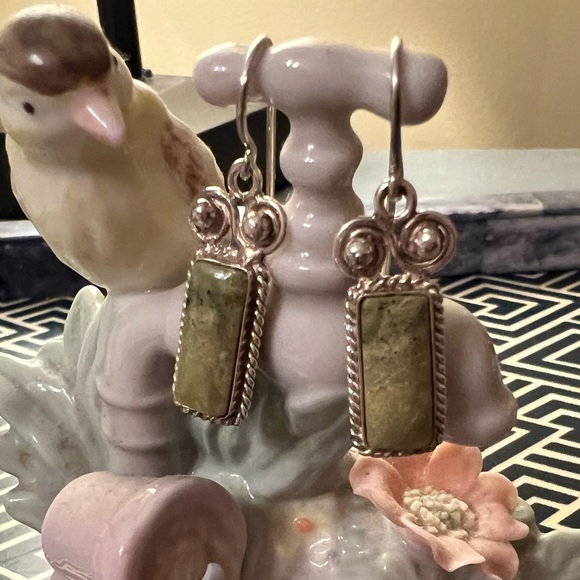 Elegant Green Stone Earrings, Boutique, Excellent condition - Picture 1 of 4